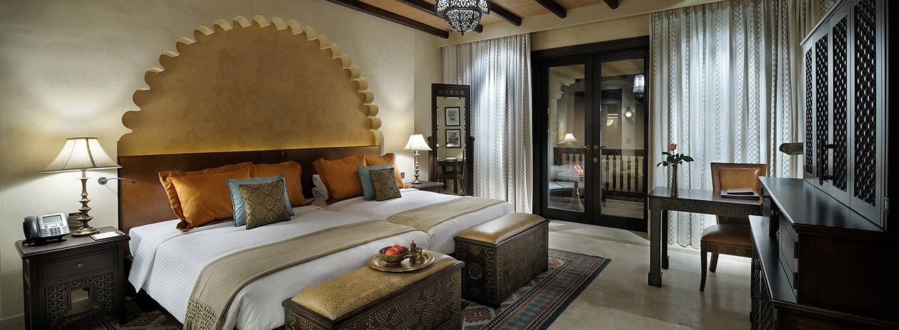 Qasr al Sarab twin bed deluxe room